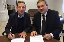 Zdeněk Kubec (vlevo) z ČUS s předsedou SESO Petrem Medáčkem při podpisu smlouvy o spolupráci na podpoře sportovních klubů.