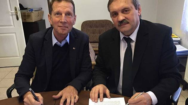 Zdeněk Kubec (vlevo) z ČUS s předsedou SESO Petrem Medáčkem při podpisu smlouvy o spolupráci na podpoře sportovních klubů.