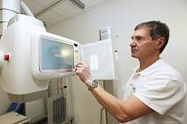 Petr Košťál, vedoucí radiologický asistent ukazuje technické vymoženosti nového rentgenologického zařízení.