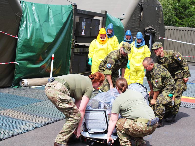 Vojenští chemici a zdravotníci z několika zemí trénují řešení vypjatých situací na cvičení Clean Care 2022 v Tisé u Ústí nad Labem.