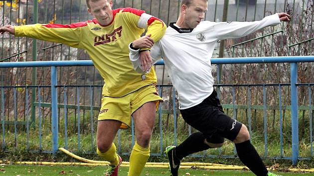 Fotbalisté Mojžíře (vpravo Fiala) zakončili podzimní část 1.A třídy až na devátém místě.