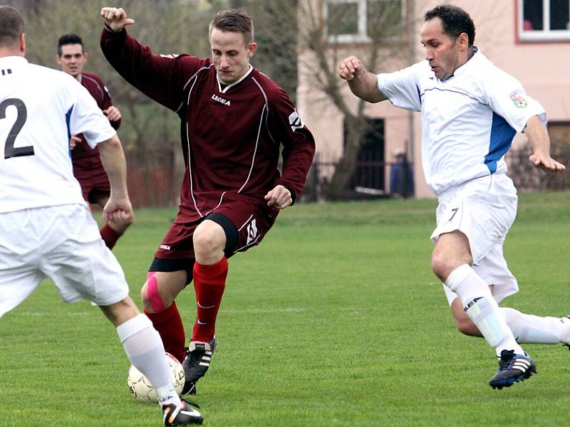 Fotbalisté Trmic (vínové dresy) doma porazili Benešov 2:0.