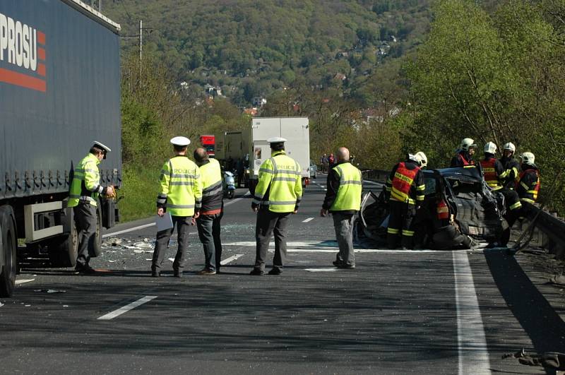 Hlavní tah z Ústí na Lovosice uzavřela nehoda.