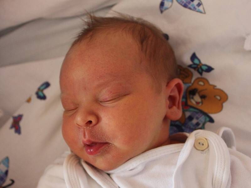 Adam Vondra se narodil v ústecké porodnici 6.9.2015 (11.37) mamince Lucii Benešové. Měřil 49 cm, vážil 3,55 kg.