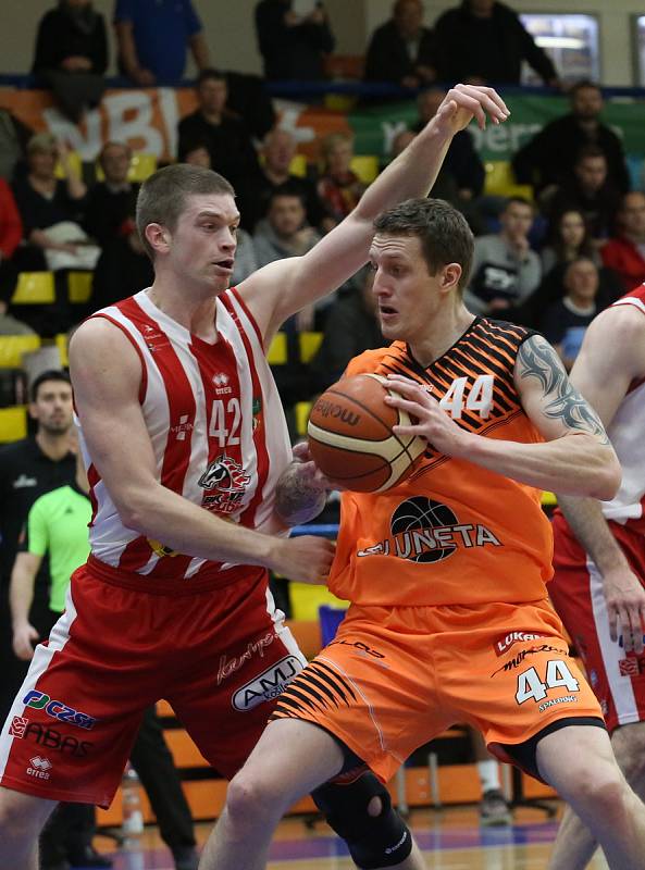 Basketbalové utkání Ústí - Pardubice. Foto: Karel Pech