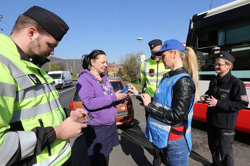 Dopravně bezpečnostní akce probíhala ve středu 17. dubna v Ústí nad Labem - Vaňově. Dopravní policisté rozdávali střízlivým řidičům nealko pivo.