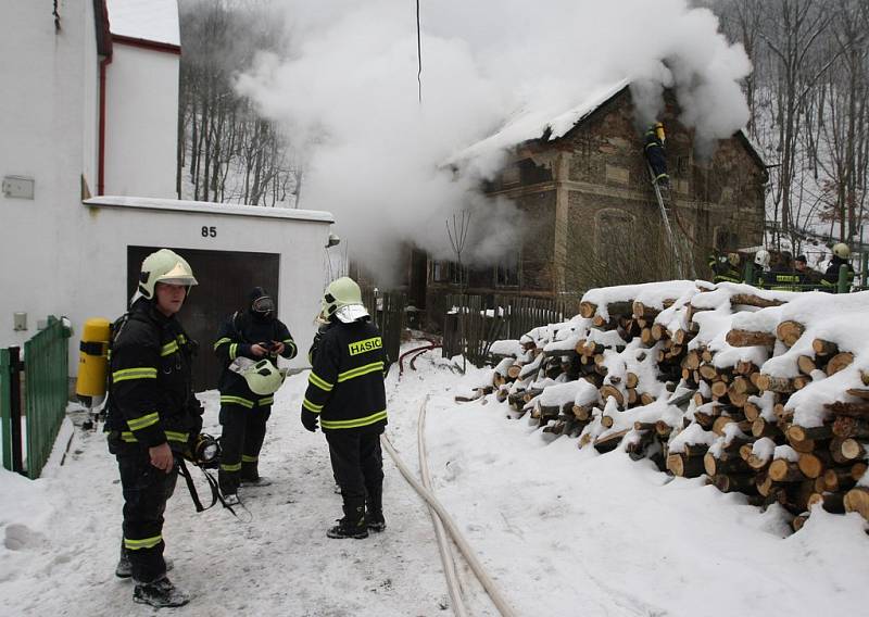 Požár starého rodinného domu v Telnici na Ústecku. 