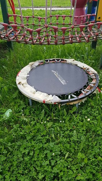 Rozbitá trampolína v mateřské školce v Chuderově, jedna z věcí kritizovaných inspekcí.