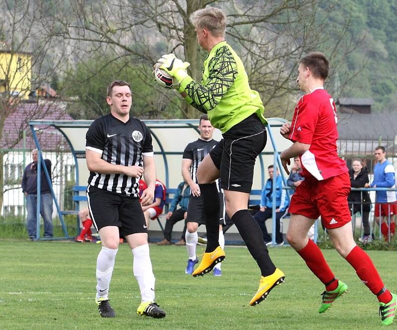 Fotbalisté Mojžíře (pruhovaní) doma přehráli Modrou 2:1.