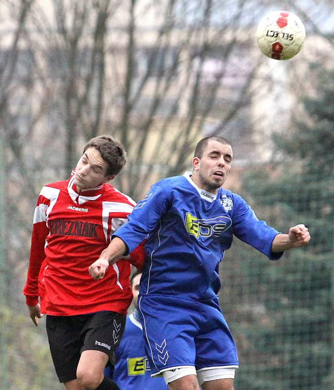 Fotbalisté Neštěmic (modří) doma porazili Velké Březno 2:0.