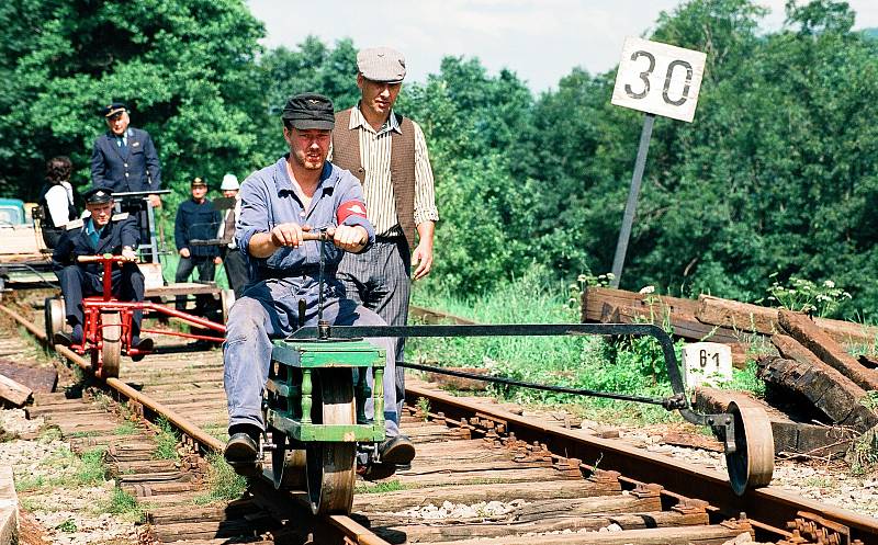 Muzeální železnice v Zubrnicích v sobotu pořádá po dvaceti letech Sraz drezín a vzpomínku na natáčení filmu Páni kluci. Archivní foto ukazuje jak to před dvaceti lety  v Zubrnicích vypadalo.