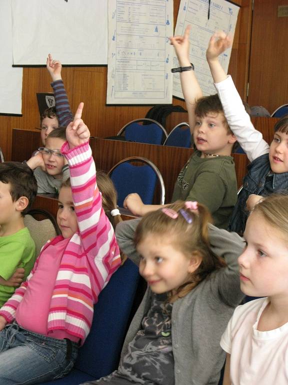 Rychle se rozkoukat a hned při první otázce učitelky Martiny Zemanové letí ruce nahoru.