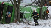 Dopravní nehoda autobusu a dvou osobních aut si vyžádala jeden lidský život a 15 zraněných.