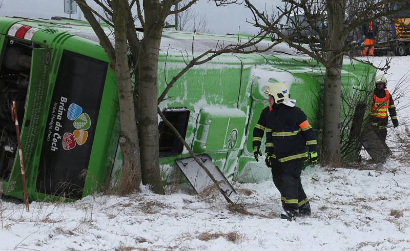 Dopravní nehoda autobusu a dvou osobních aut si vyžádala jeden lidský život a 15 zraněných.