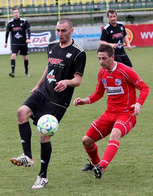 Ústečtí fotbalisté (červení) zvítězili na půdě HFK Olomouc 3:1.