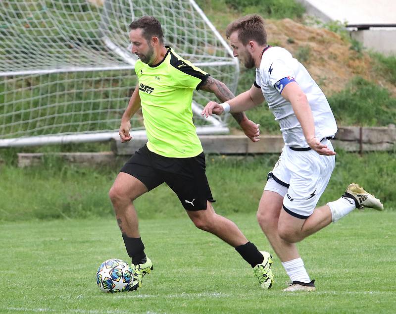 Fotbalisté Brné (zelenočerní) porazili Krupku (bílí) 3:1 a postoupili do semifinále krajského poháru, ve kterém přivítají opět na svém hřišti Domoušice.