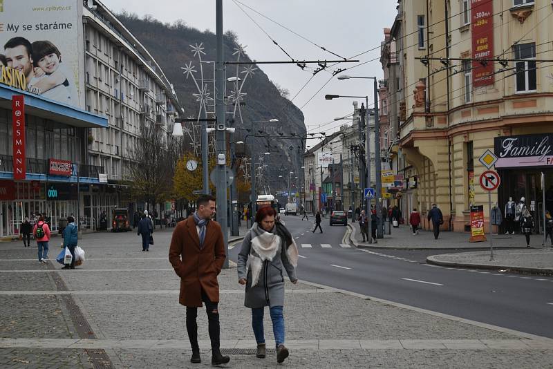 Ústí nad Labem se připravuje na Vánoce. Na Mírovém náměstí už je osazený strom a na Lidickém nachystané stánky.