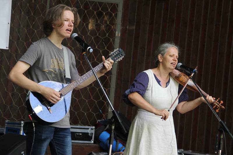 Duo Hmlisto strhlo publikum v ústeckém parku. Originální slovenský pár zaujal na ústeckém festivalu Malý Hamburk.