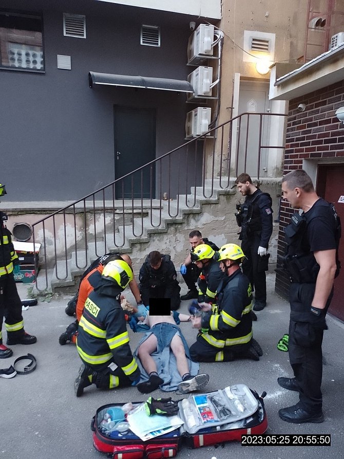 Muž v Ústí nad Labem spadl z několikametrové výšky.