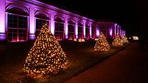 Zahrady zámku Pillnitz lákají na překrásnou vánoční trasu nazdobenou desetitisíci světly.