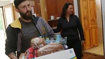 Pracovníci potravinové banky přivezli  potraviny do Předlické školy, kde jsou ubytování Romové ze zrušených ubytoven.