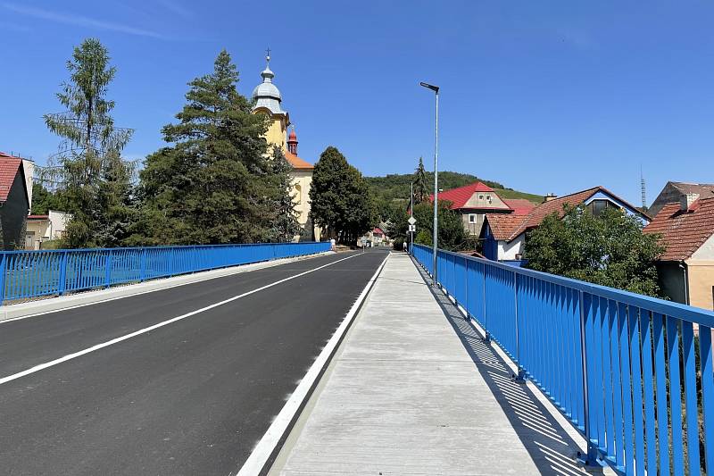 Nově zrekonstruovaný silniční most ve Rtyni nad Bílinou.