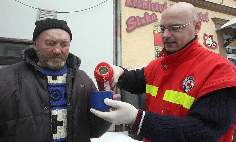 Zapáchajícím lidem bez střechy nad hlavou horká polévka chutnala, v mrazivém počasí si většina z nich přišla přidat.