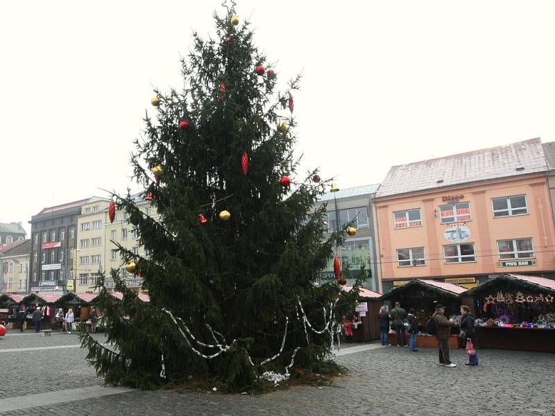 Vánoční strom na Mírovém náměstí.