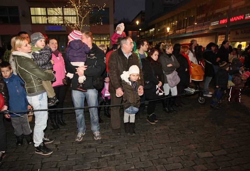 Vánoční kamion se Santa Klausem na Mírovém náměstí oblehly stovky rodičů a dětí. 