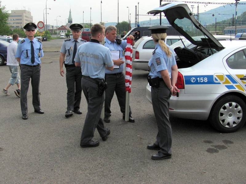 Policisté začali na Západním nádraží zabavovat tyče na vlajky.