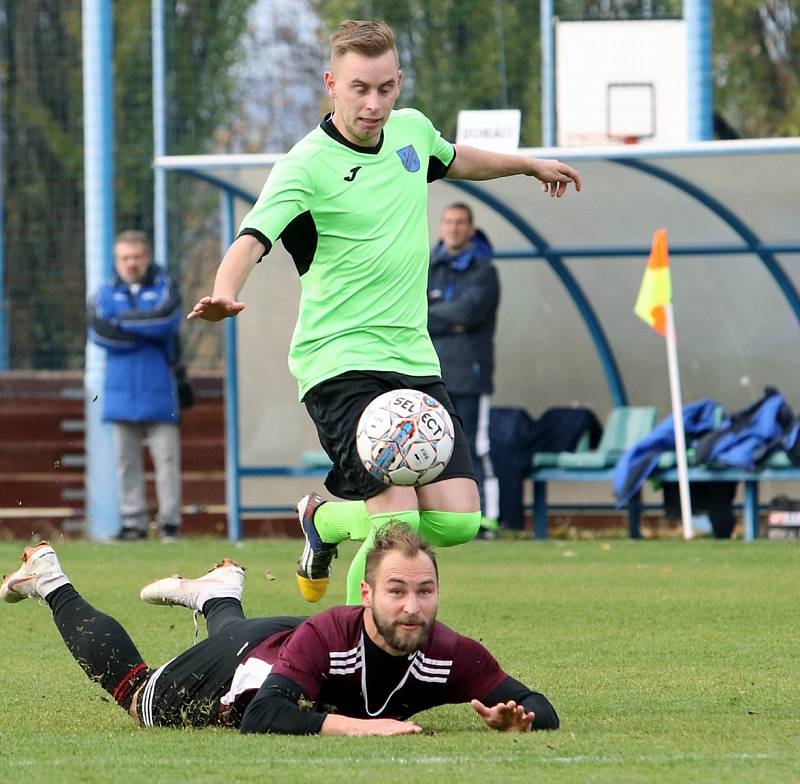 Fotbalisté Chuderova (v zelenočerném) porazili v derby na penalty lídra tabulky z Neštěmic 3:2. Foto: Deník/Rudolf Hoffmann