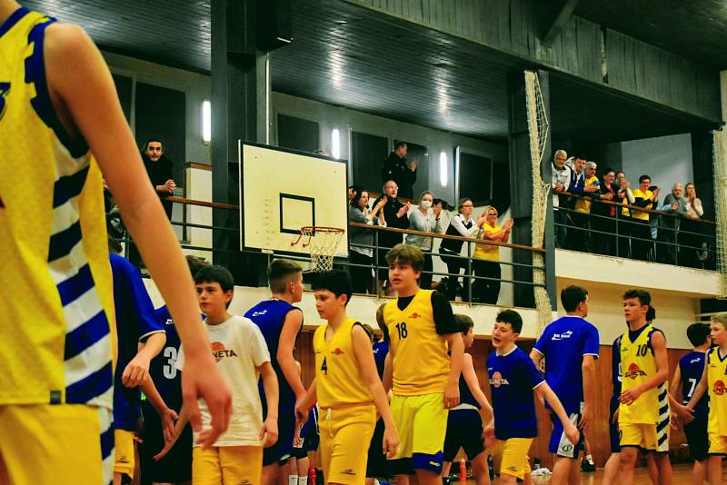 Basketbalové derby mezi Slunetou Ústí nad Labem a Děčínem v extralize žáků U14 skončilo vítězstvím domácích 76:60.