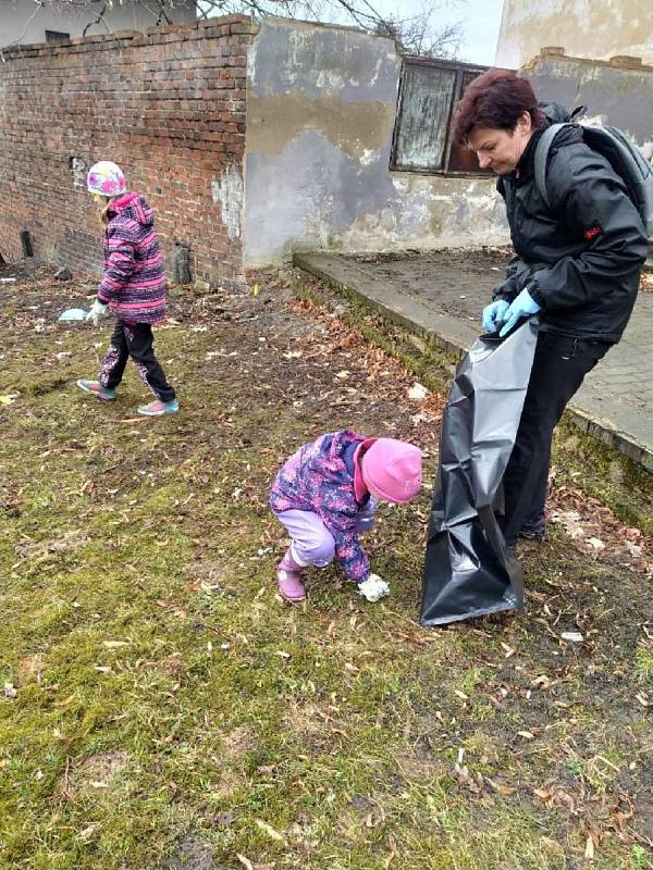 V okolí Libouchce se zapojili dobrovolníci do akce Ukliďme Česko.