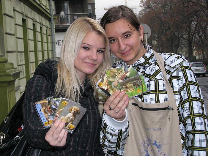 Studentky střední zdravotnické školy Klára Šrámková a Kateřina Krtková prodávaly v ústeckých ulicích magnetky, které pomohou nemocným dětem po celé České republice.