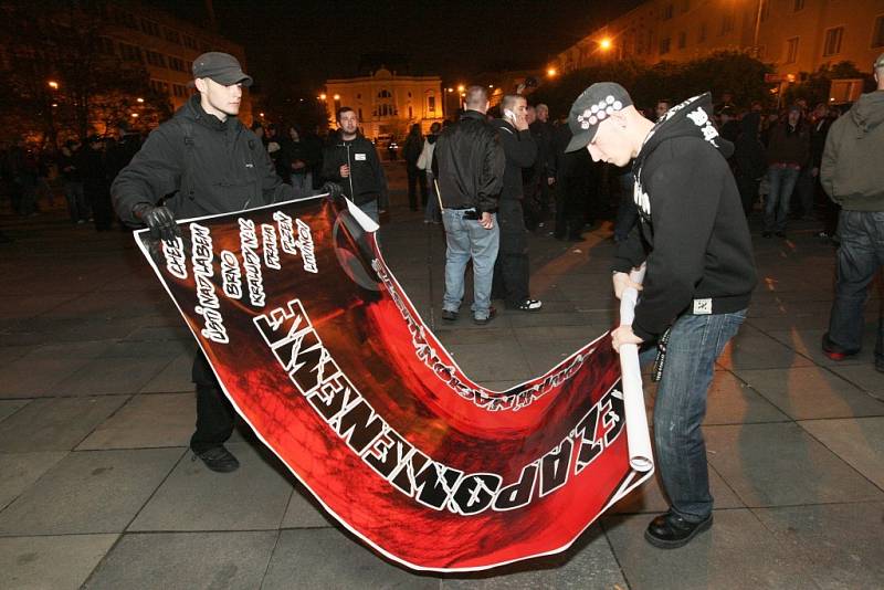 Pochod dorazil na Lidické náměstí, kromě incidentu u kruhového objezdu u Hotelu Vladimír se nic dramatického nestalo.