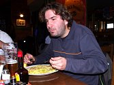 Tak jako každý čtvrtek jsme v restauraci Sport Pub Zlatopramen vařili podle čtenářů Deníku. Na snímku host restaurace, který si krůtí na houbách objednal, Petr Šilhavý.