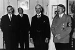 Adolf Hitler (vpravo).