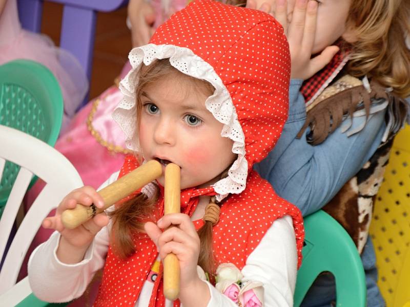 Dětský karneval se v pondělí konal v cukrárně U Jenčů v Doběticích.