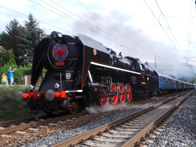 Císařský vlak vedený parní Šlechtičnou projel napříč Ústeckým krajem.