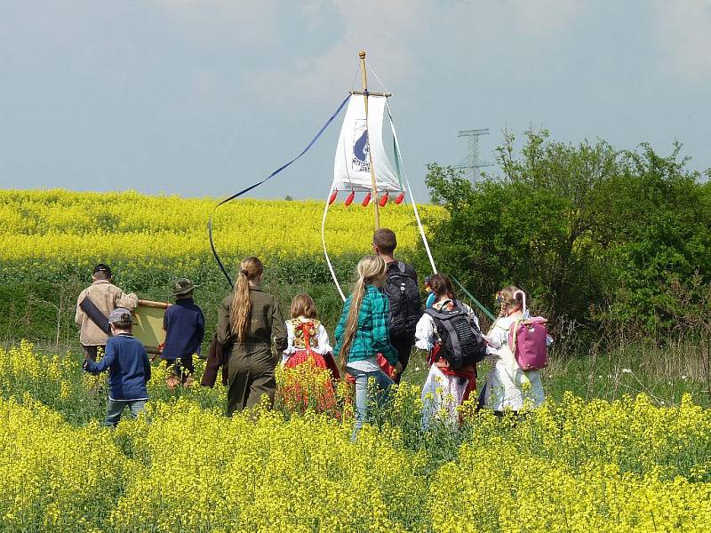 V čele procesí byl opět nesen obrovský svatomarkovský perník