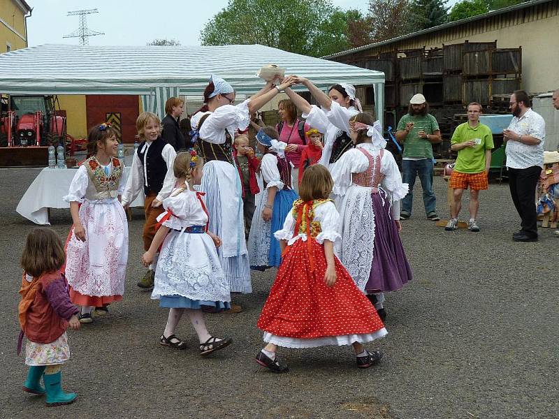 V čele procesí byl opět nesen obrovský svatomarkovský perník