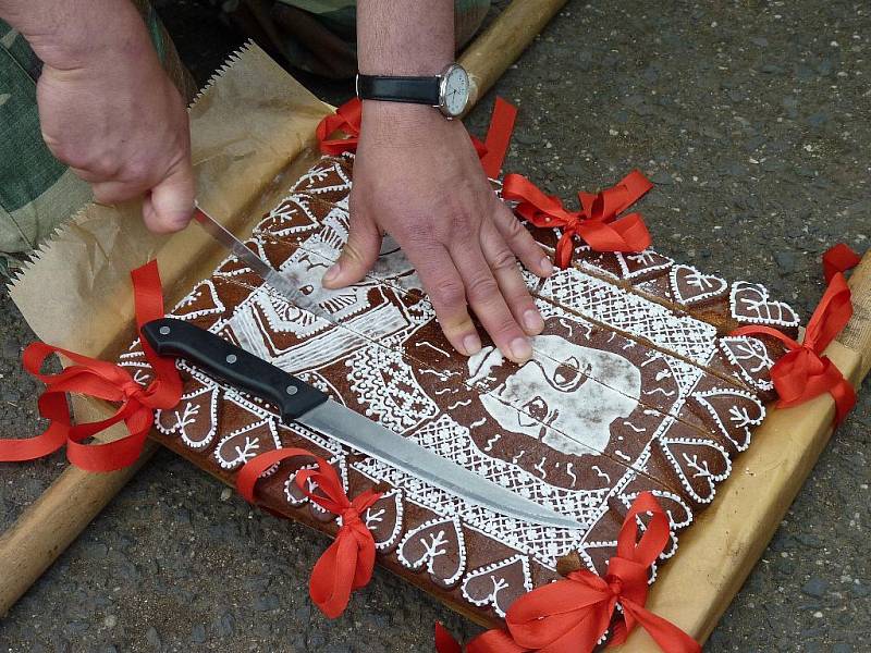 V čele procesí byl opět nesen obrovský svatomarkovský perník