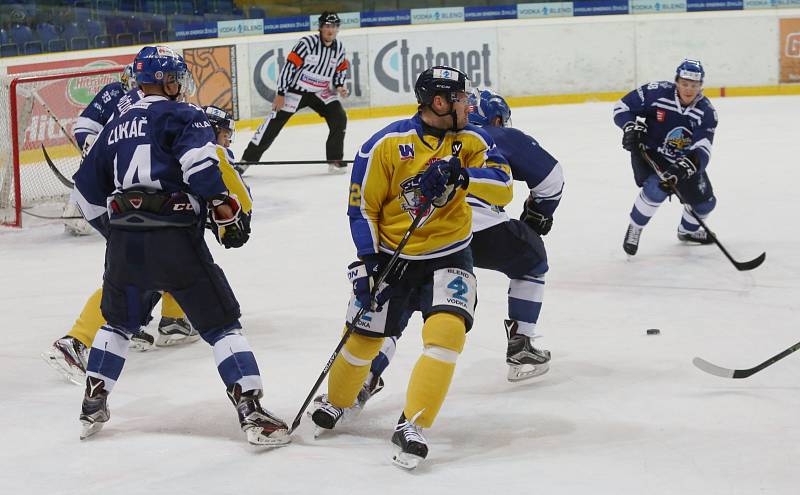 Ústečtí hokejisté (žlutí) předvedli v posledním utkání roku senzační obrat z 0:4 na 6:5.