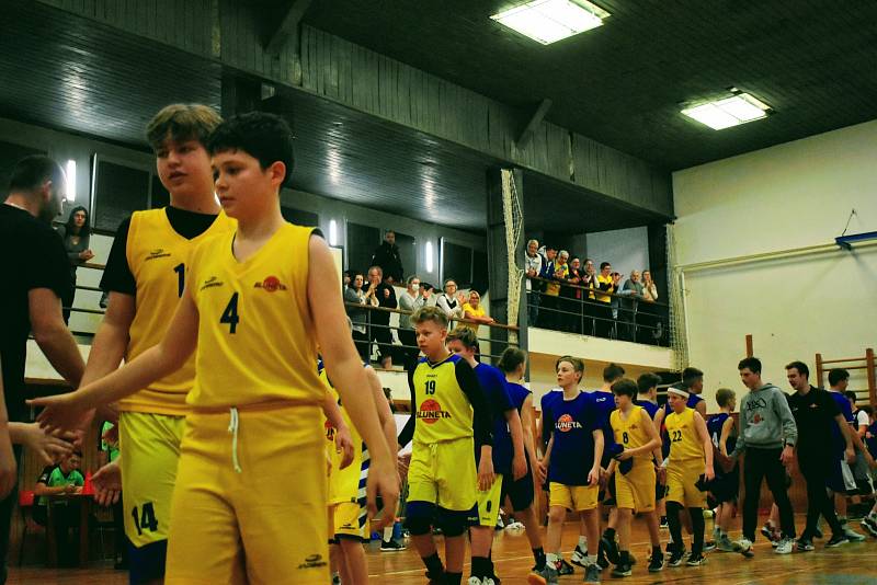 Basketbalové derby mezi Slunetou Ústí nad Labem a Děčínem v extralize žáků U14 skončilo vítězstvím domácích 76:60.