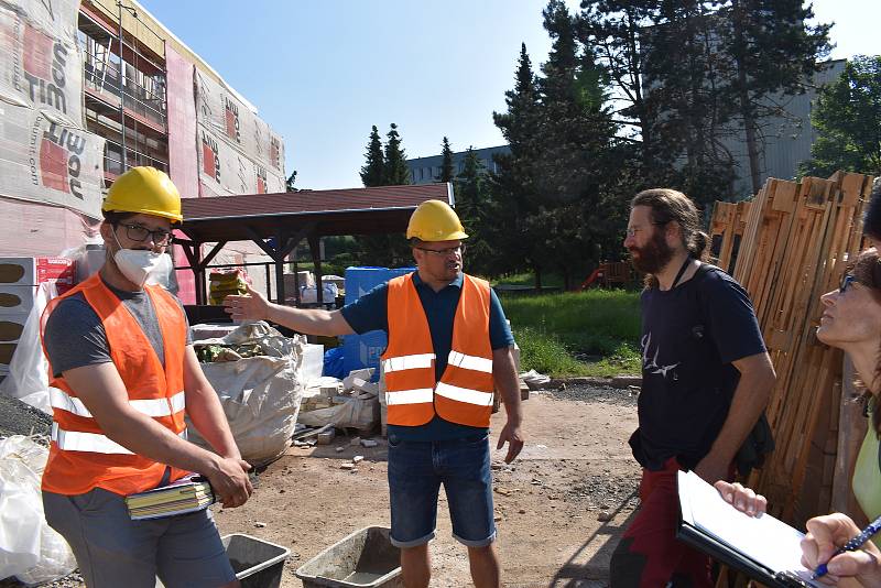 U rekonstruované školky v ústecké ulici Na Spálence se kvůli zazdění ptačích hnízd v pondělí 7. června sešli zástupci stavitele, ochránců přírody, novináři, inspektorky životního prostředí i magistrátní úřednice.