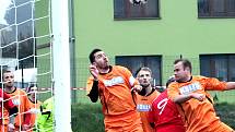 III. třída Ústí n/L- TJ Skorotice (červené dresy) proti Spartak Tisá (oranžové dresy).