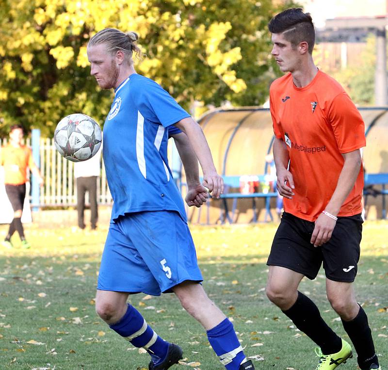 Fotbalisté Velkého Března B (v modrém) doma porazili Povrly 4:1.