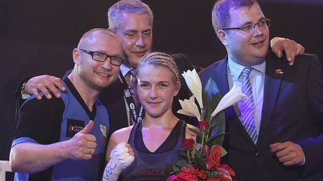 Lukáš Konečný (vlevo) slaví triumf své svěřenkyně Fabiany Bytyqi v souboji s Bulharkou Bačevovou.