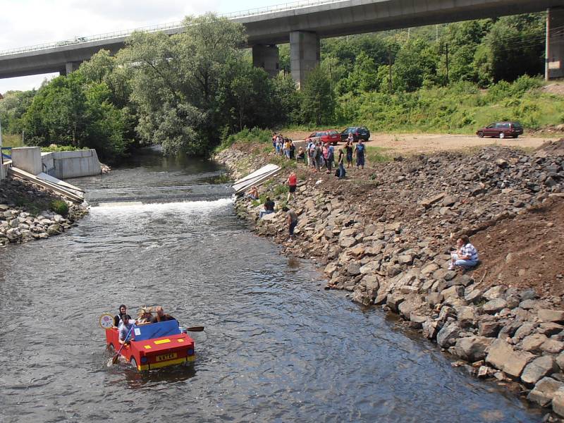 Košťovské neckyády se zúčastnilo 23 plavidel.