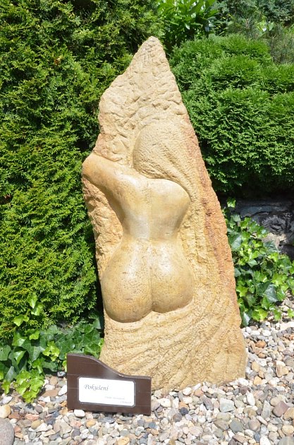 Zahradu roubenky v Zubrnicích zdobí socha Pokušení. 